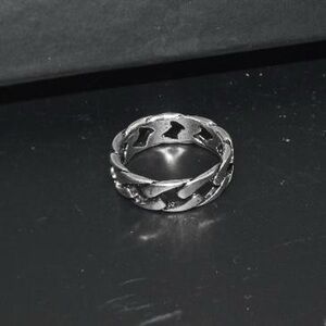 Edgy Flat Chain Ring